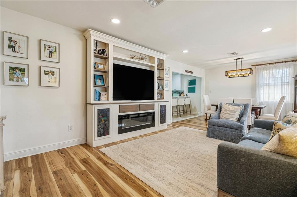 160 W HENFER Avenue