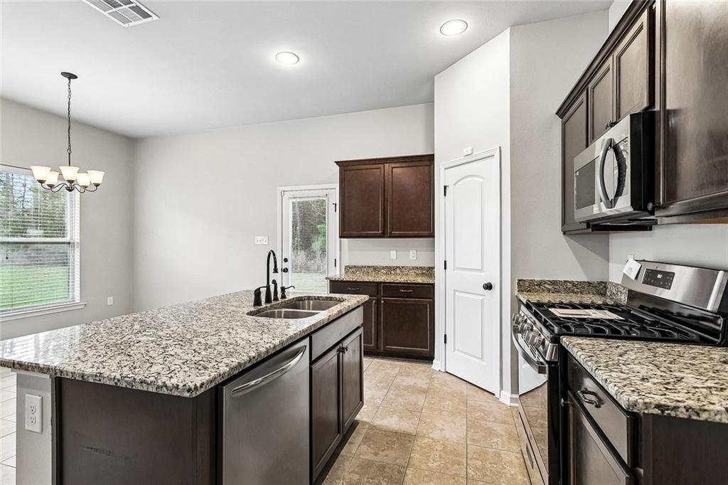 525 OAKLEY Boulevard