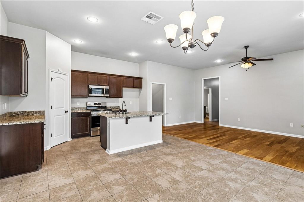 525 OAKLEY Boulevard