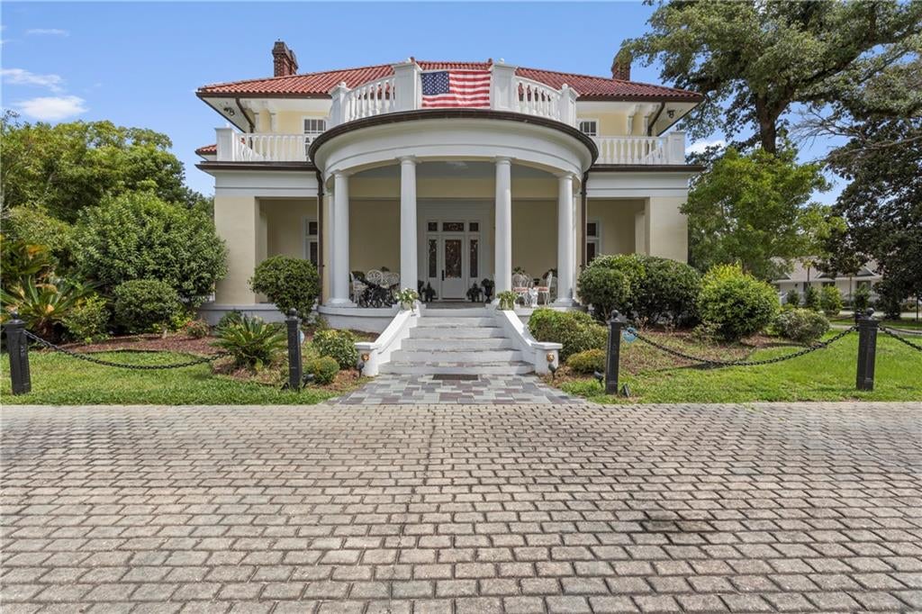 923 E SCENIC Drive