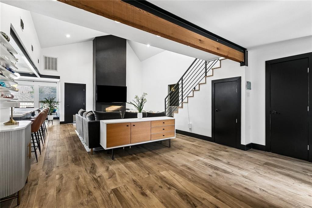 Properties 3624 N HULLEN STREET