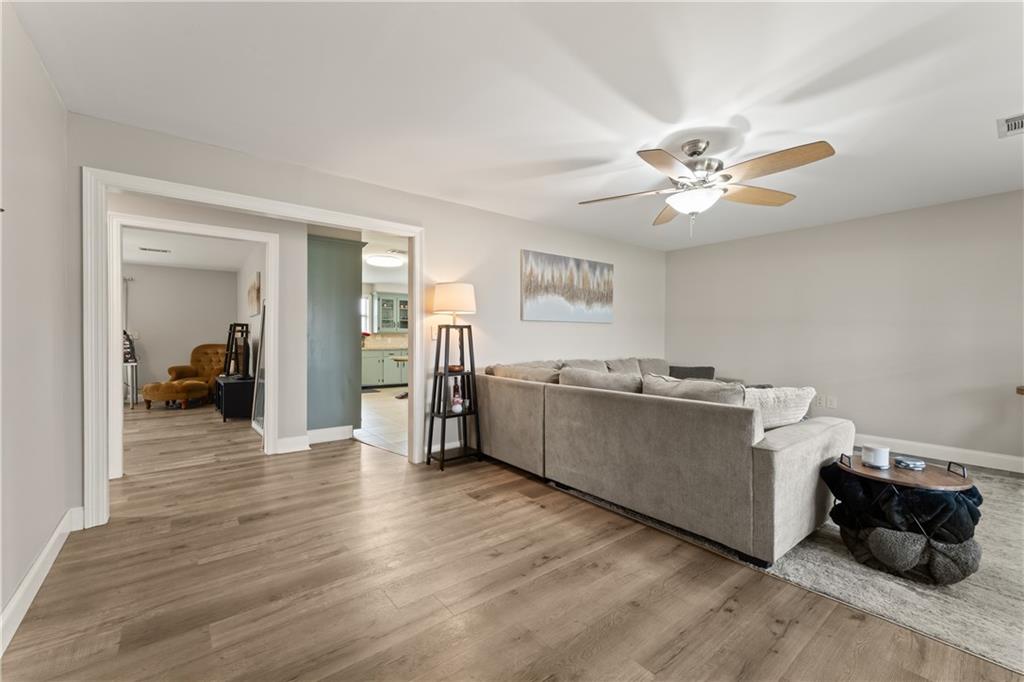 1003 W UNIVERSITY Avenue