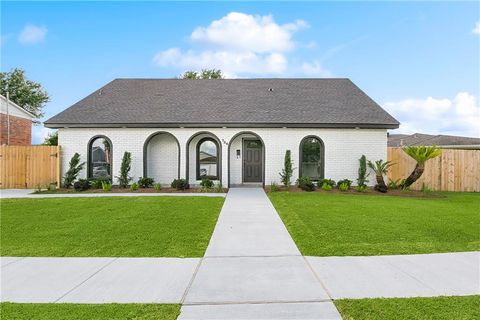 736 GLOUSTER Place Gretna LA 70056
