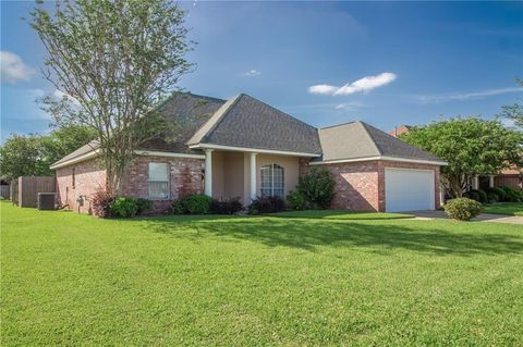 Photo of 300 OAK POINT Drive, La Place, LA 70068 (MLS # 2553450)