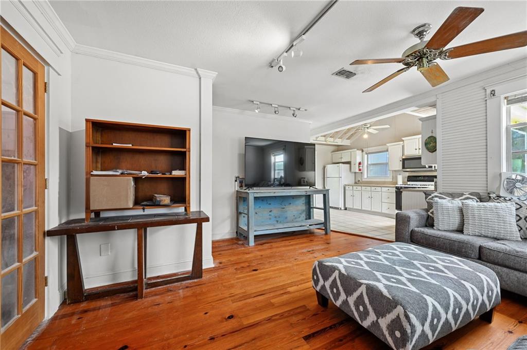 200 CLAIBORNE Court