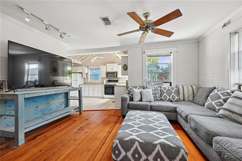 200 CLAIBORNE Court