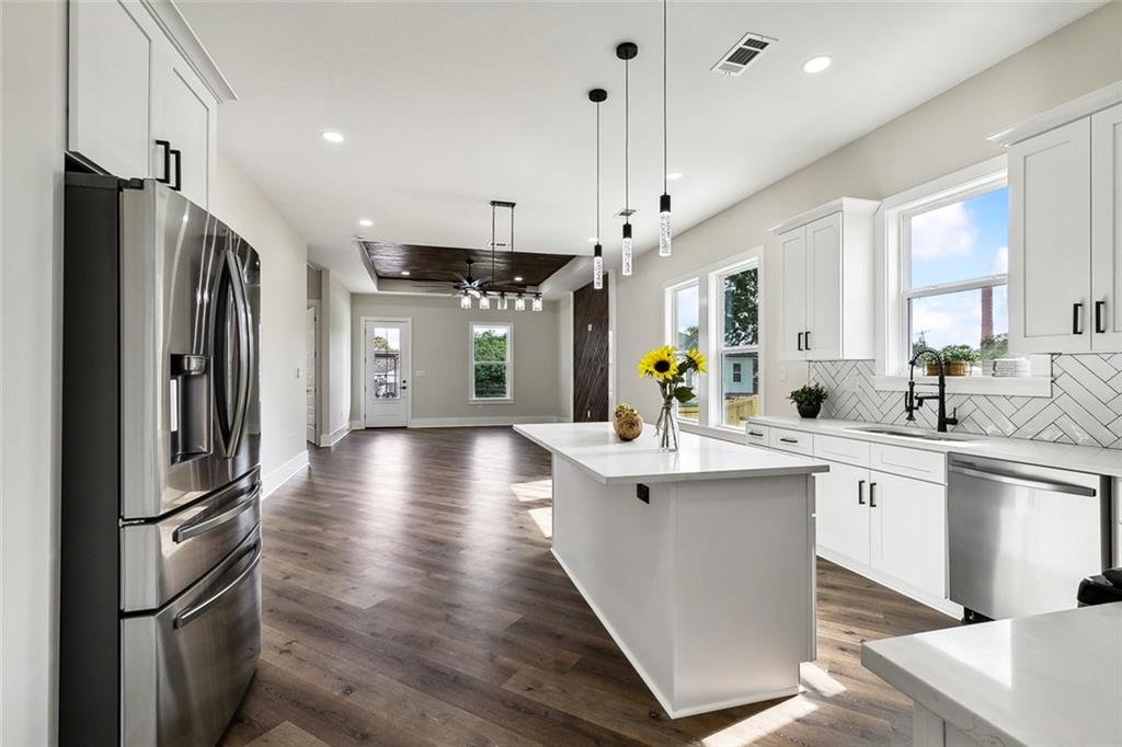 72 W CLAIBORNE Square