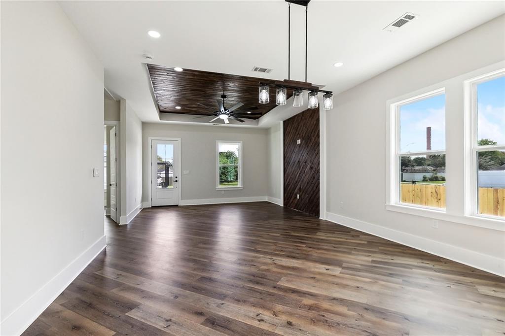 72 W CLAIBORNE Square