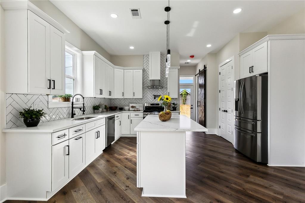 72 W CLAIBORNE Square