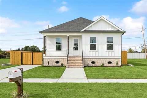 72 W CLAIBORNE Square Chalmette LA 70043