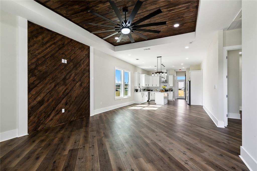 72 W CLAIBORNE Square