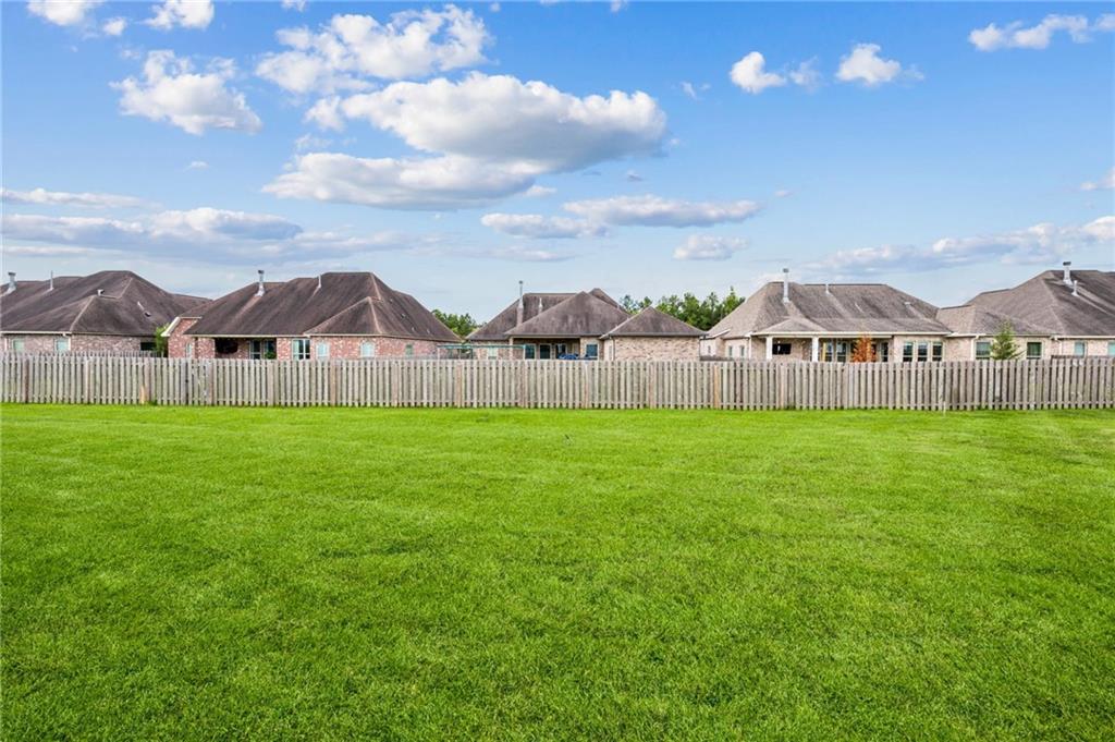 Madisonville, Louisiana 70447, United States, 5 Bedrooms Bedrooms, ,3 BathroomsBathrooms,Residential,Pending,51707