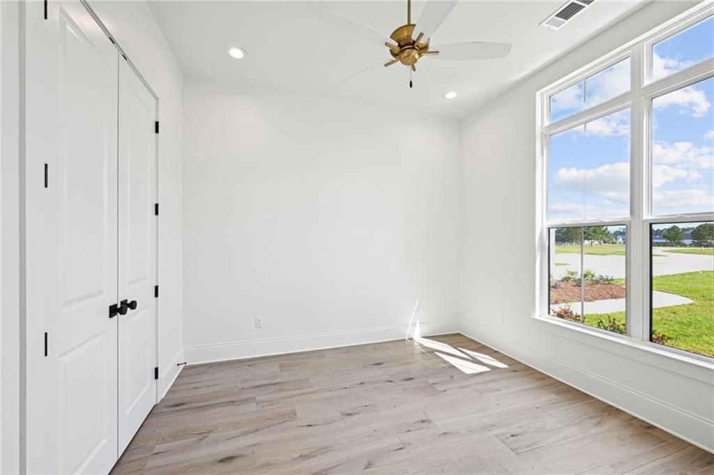 Madisonville, Louisiana 70447, United States, 5 Bedrooms Bedrooms, ,3 BathroomsBathrooms,Residential,Pending,51707