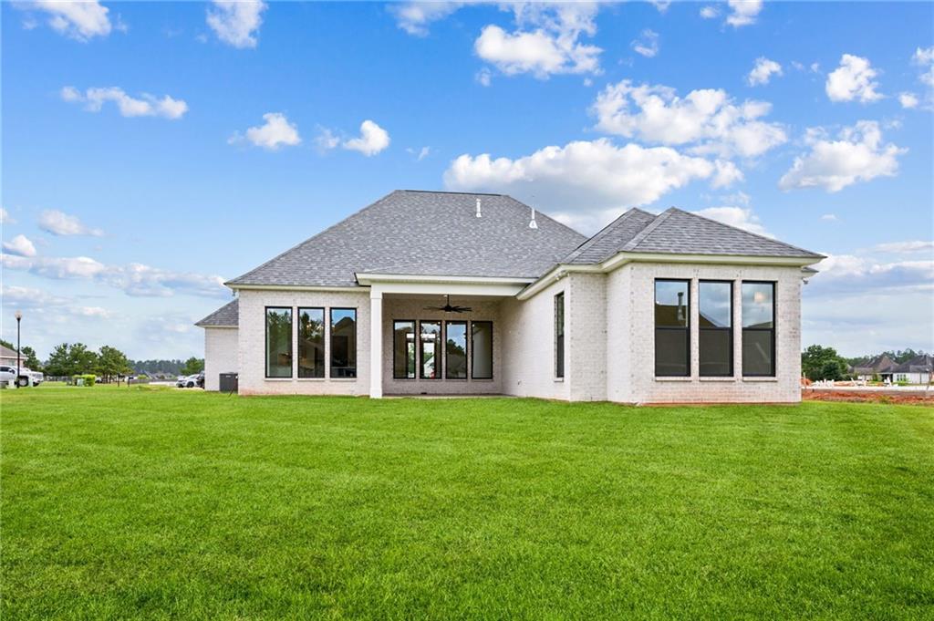 Madisonville, Louisiana 70447, United States, 5 Bedrooms Bedrooms, ,3 BathroomsBathrooms,Residential,Pending,51707