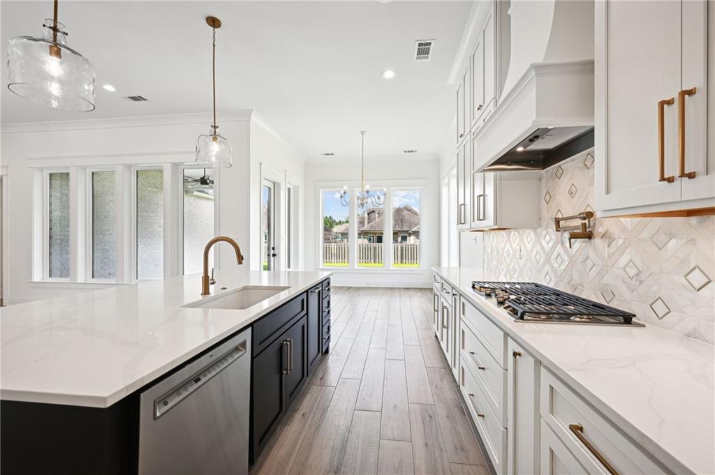 Madisonville, Louisiana 70447, United States, 5 Bedrooms Bedrooms, ,3 BathroomsBathrooms,Residential,Pending,51707