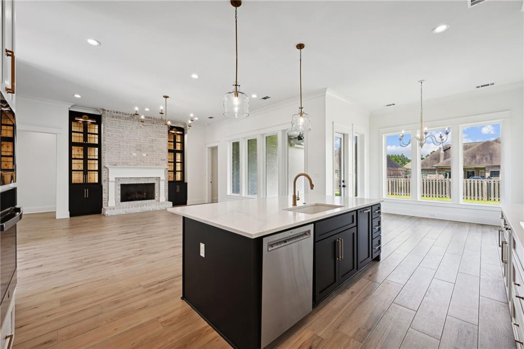 Madisonville, Louisiana 70447, United States, 5 Bedrooms Bedrooms, ,3 BathroomsBathrooms,Residential,Pending,51707