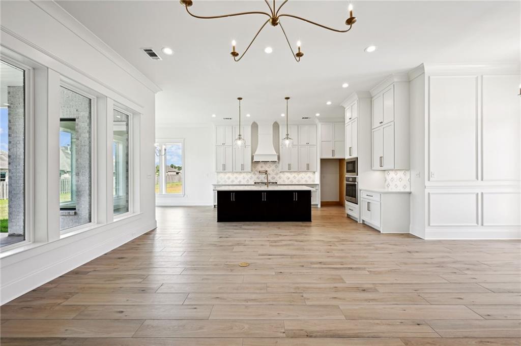 Madisonville, Louisiana 70447, United States, 5 Bedrooms Bedrooms, ,3 BathroomsBathrooms,Residential,Pending,51707