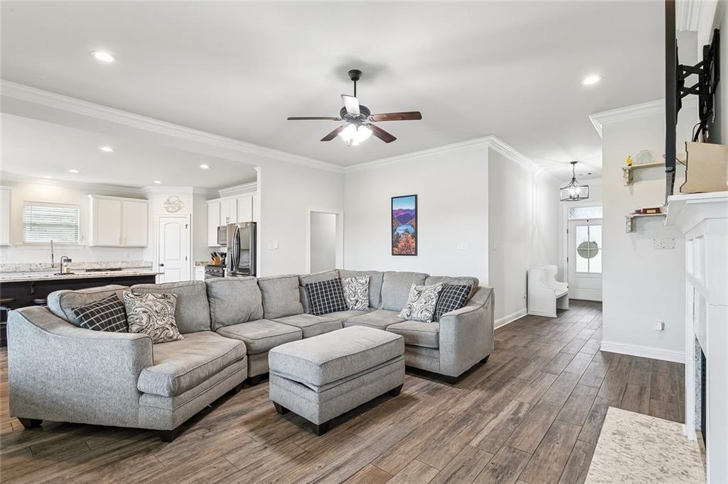 237 LOUISIANA IRIS Circle