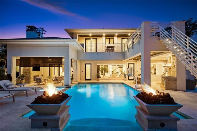 1011 W ROBERT Street