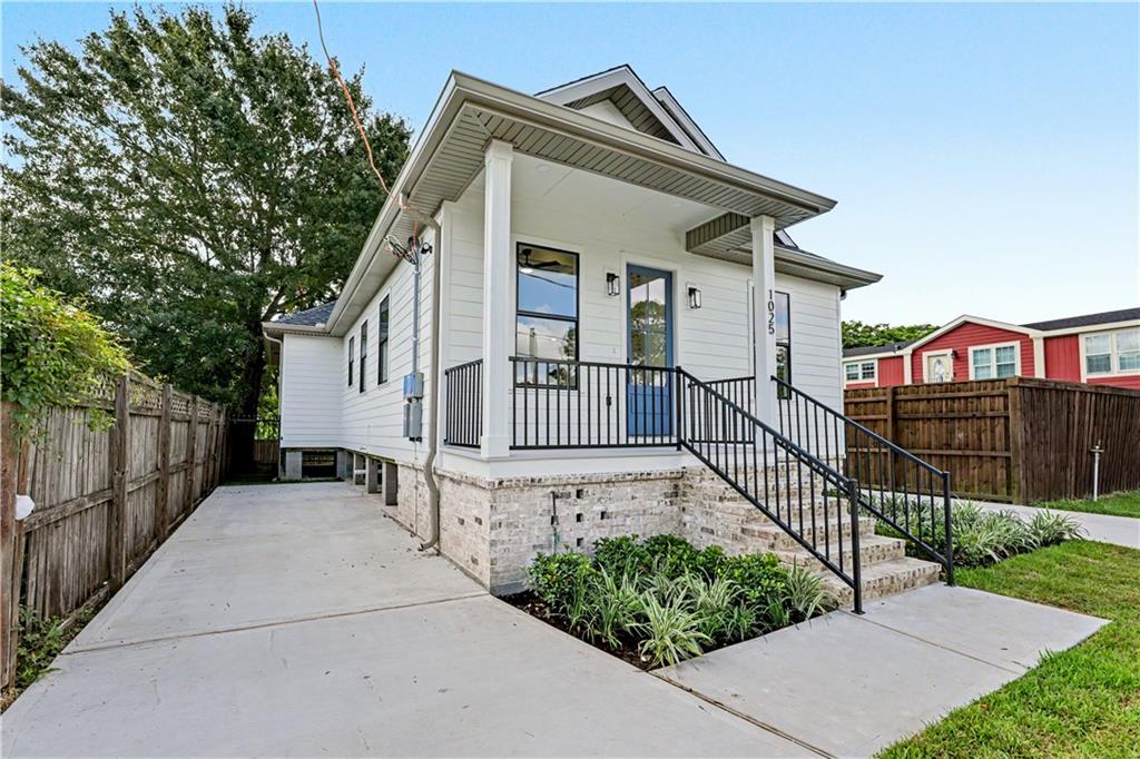 1021-1023 CENTER Street