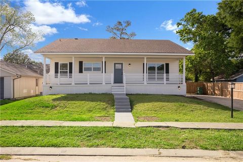 Photo of 208 AMAPOLA Circle, Terrytown, LA 70056 (MLS # 2554866)