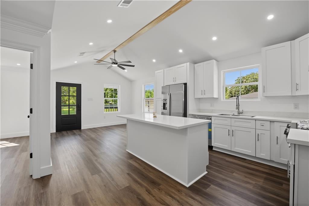 587 W EASY Street