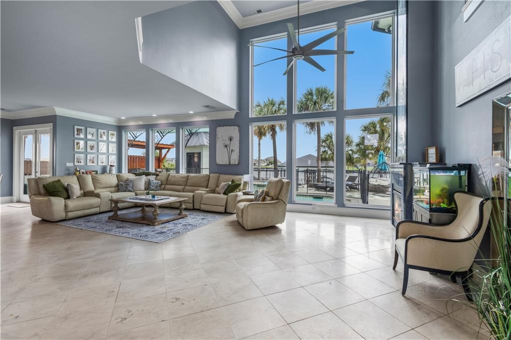 2273 SUNSET Boulevard