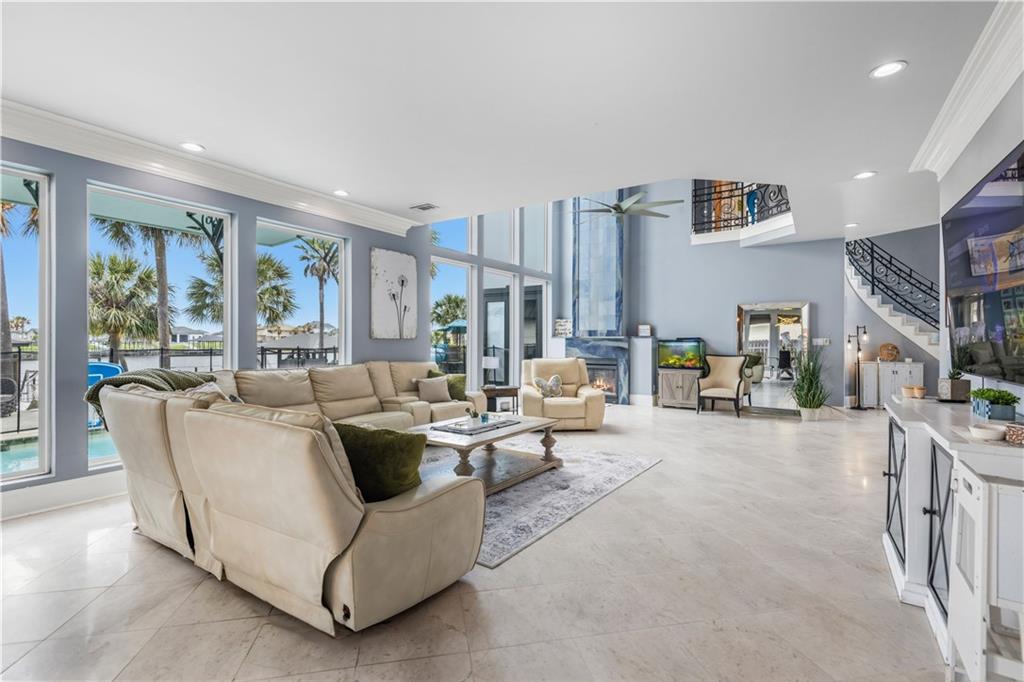 2273 SUNSET Boulevard