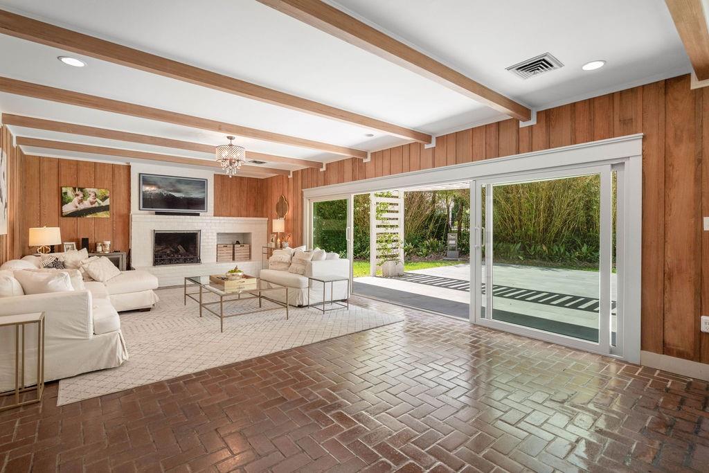 4 RIVERDALE Drive