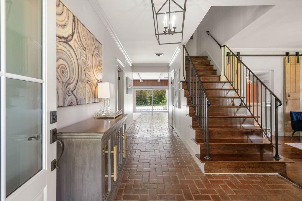 4 RIVERDALE Drive