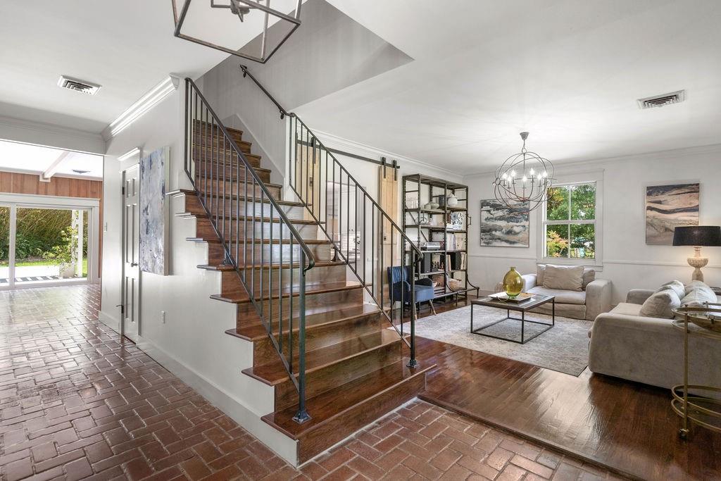 4 RIVERDALE Drive