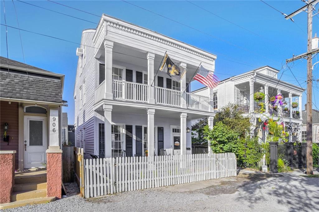910 PLEASANT Street