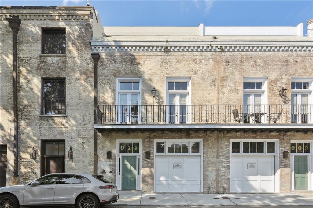 911 BARRACKS Street