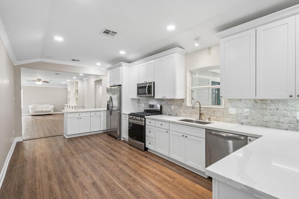 8 OAKLAND Avenue