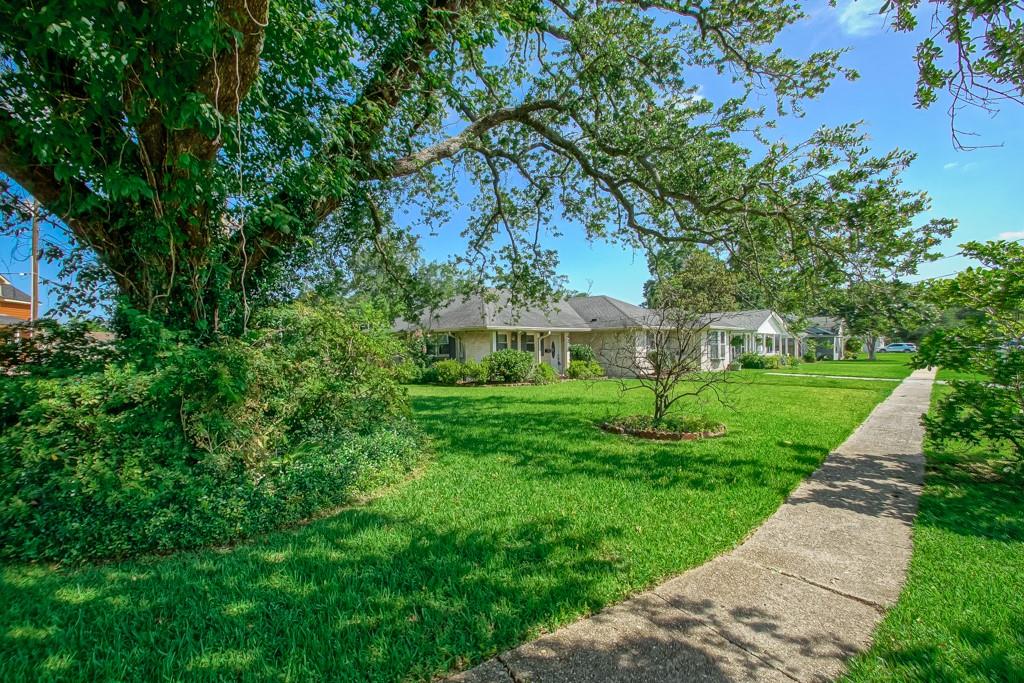 42 HENNESSEY Court