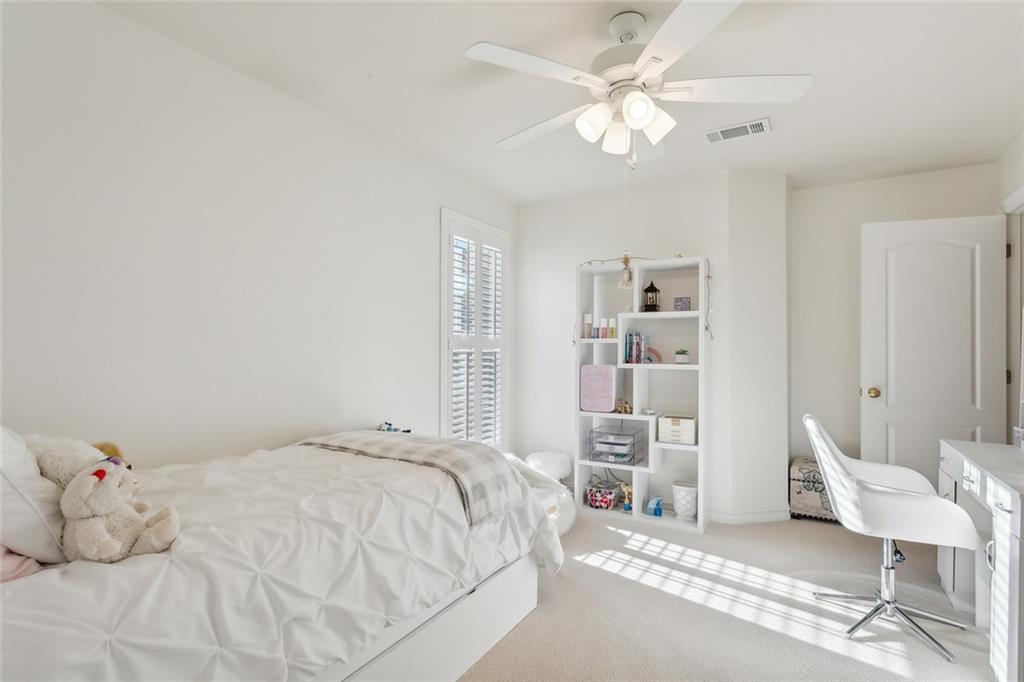 Mandeville, Louisiana 70448, United States, 5 Bedrooms Bedrooms, ,4 BathroomsBathrooms,Residential,Pending,27588