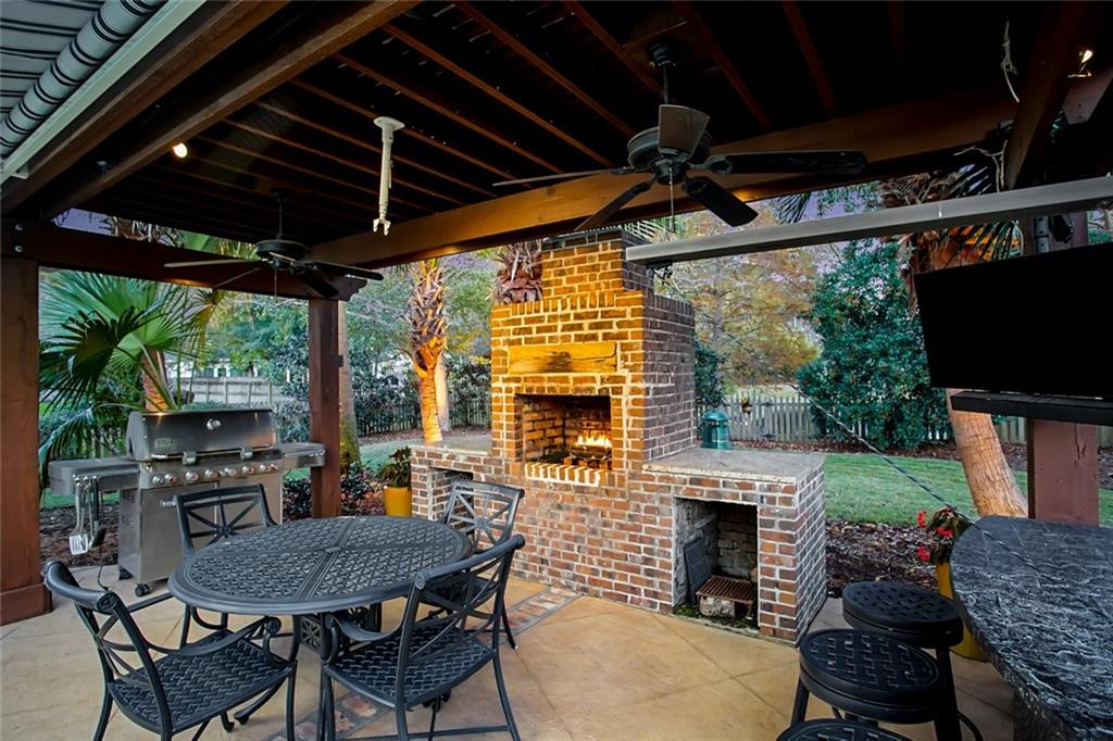 Mandeville, Louisiana 70448, United States, 5 Bedrooms Bedrooms, ,4 BathroomsBathrooms,Residential,Pending,27588