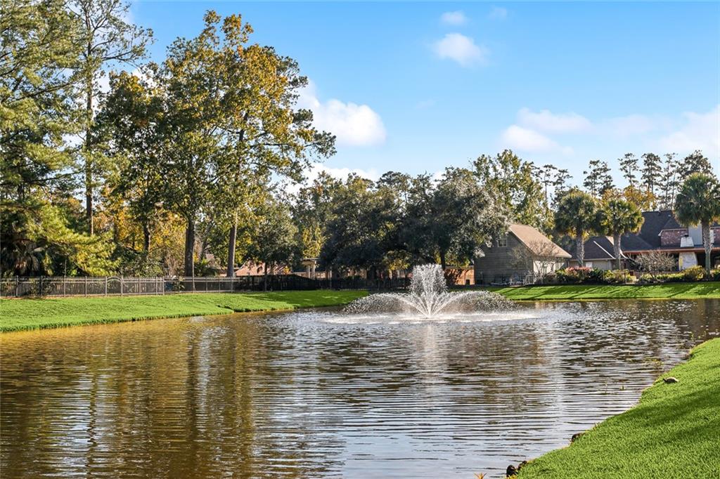 Mandeville, Louisiana 70448, United States, 5 Bedrooms Bedrooms, ,4 BathroomsBathrooms,Residential,Pending,27588