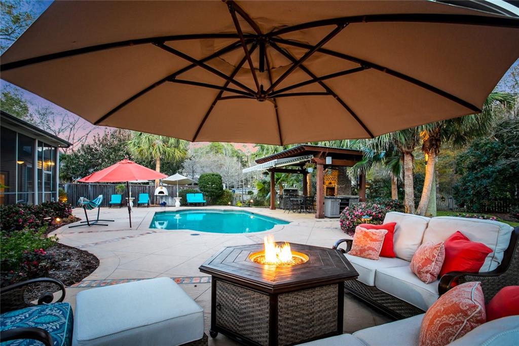 Mandeville, Louisiana 70448, United States, 5 Bedrooms Bedrooms, ,4 BathroomsBathrooms,Residential,Pending,27588