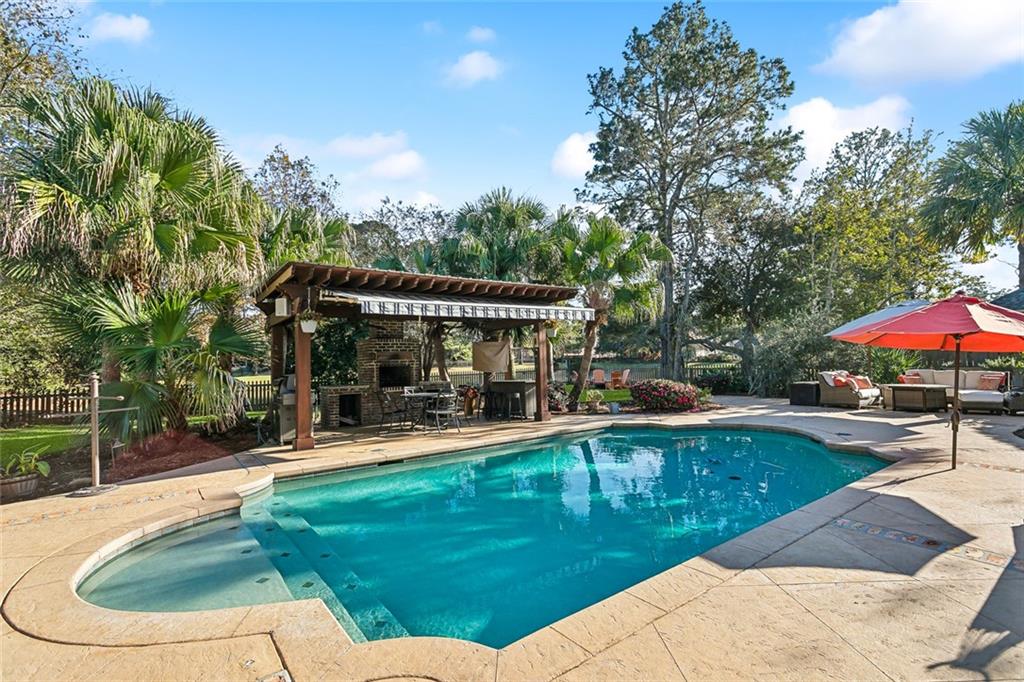 Mandeville, Louisiana 70448, United States, 5 Bedrooms Bedrooms, ,4 BathroomsBathrooms,Residential,Pending,27588