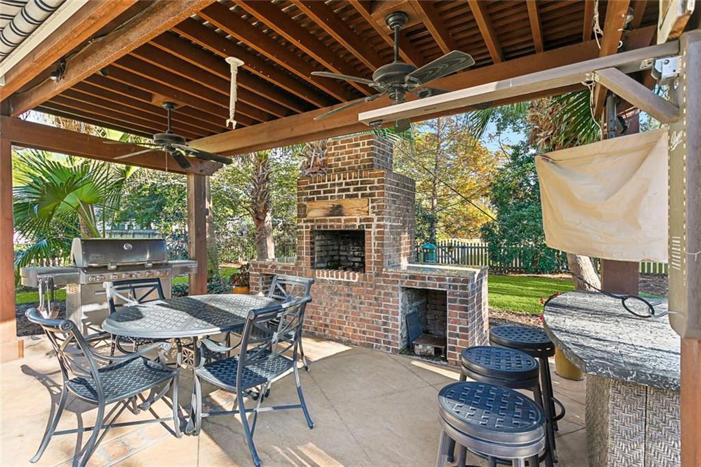 Mandeville, Louisiana 70448, United States, 5 Bedrooms Bedrooms, ,4 BathroomsBathrooms,Residential,Pending,27588