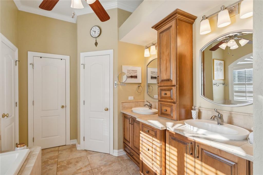 Mandeville, Louisiana 70448, United States, 5 Bedrooms Bedrooms, ,4 BathroomsBathrooms,Residential,Pending,27588