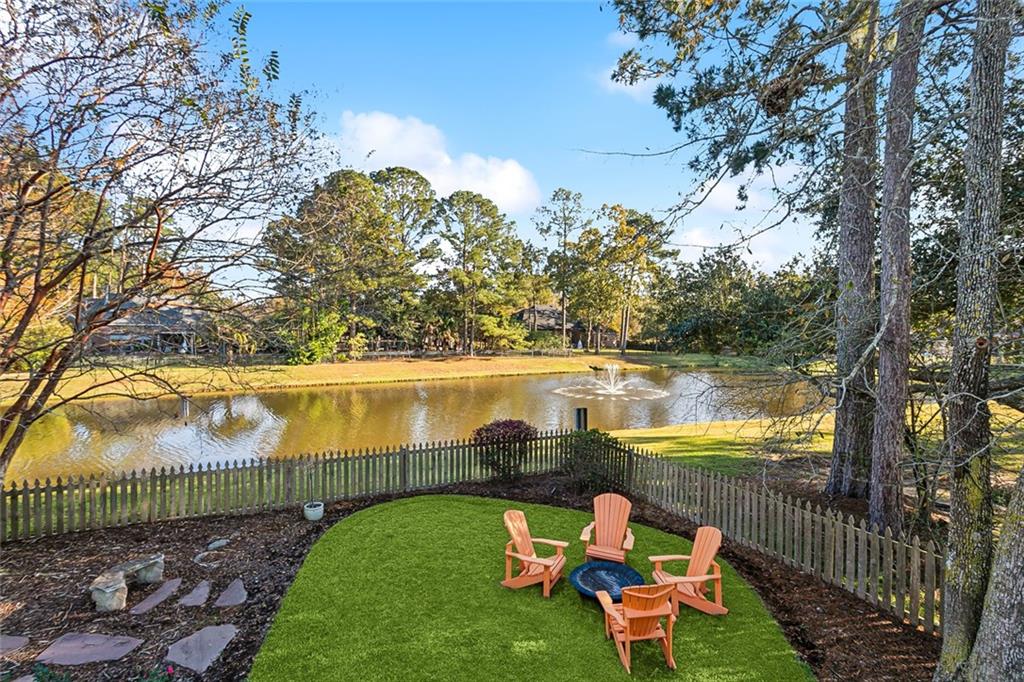 Mandeville, Louisiana 70448, United States, 5 Bedrooms Bedrooms, ,4 BathroomsBathrooms,Residential,Pending,27588