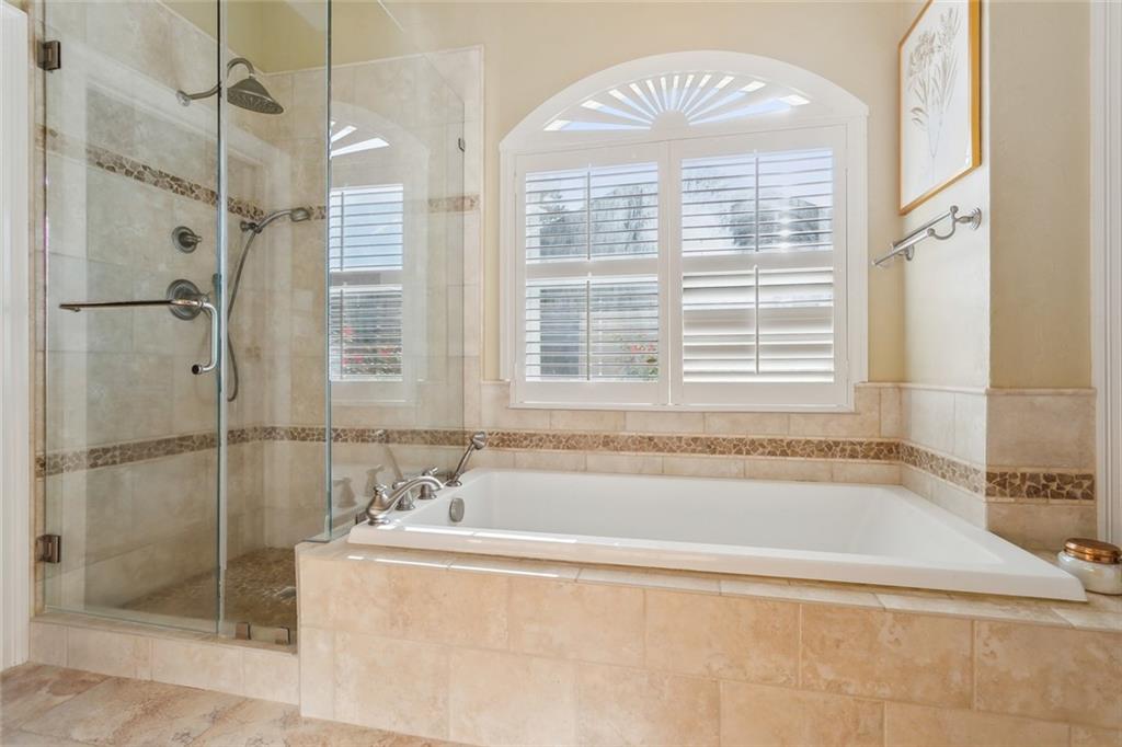 Mandeville, Louisiana 70448, United States, 5 Bedrooms Bedrooms, ,4 BathroomsBathrooms,Residential,Pending,27588