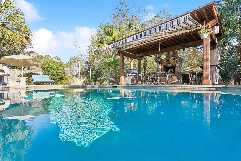 Mandeville, Louisiana 70448, United States, 5 Bedrooms Bedrooms, ,4 BathroomsBathrooms,Residential,Pending,27588