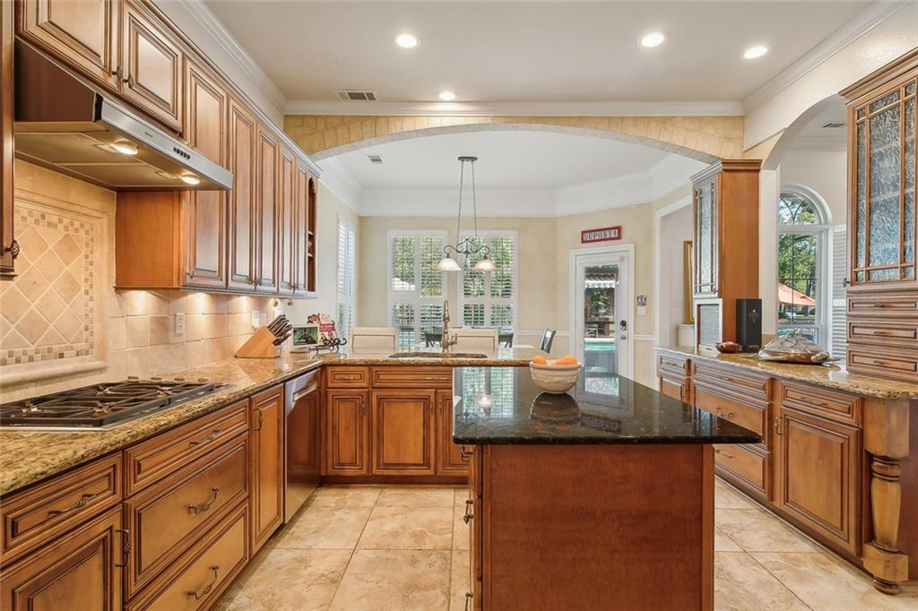 Mandeville, Louisiana 70448, United States, 5 Bedrooms Bedrooms, ,4 BathroomsBathrooms,Residential,Pending,27588