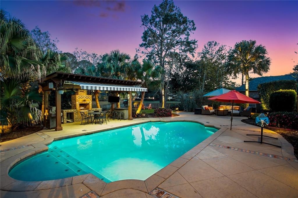 Mandeville, Louisiana 70448, United States, 5 Bedrooms Bedrooms, ,4 BathroomsBathrooms,Residential,Pending,27588