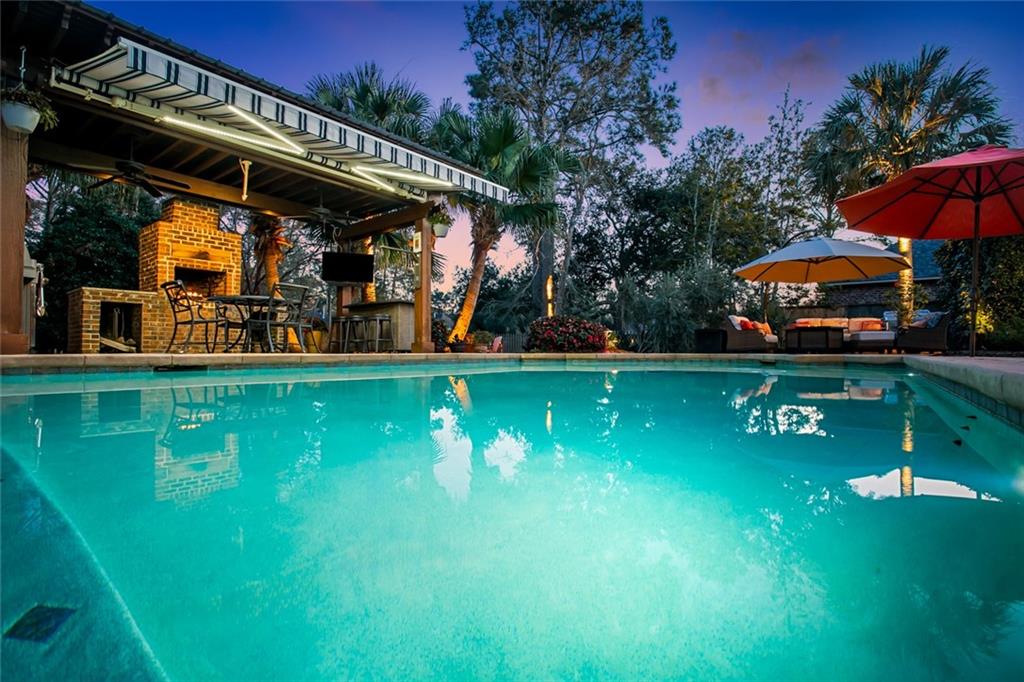 Mandeville, Louisiana 70448, United States, 5 Bedrooms Bedrooms, ,4 BathroomsBathrooms,Residential,Pending,27588