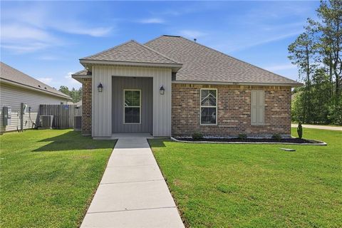 Photo of 73071 STILL HOLLOW Drive, Covington, LA 70433 (MLS # 2555196)