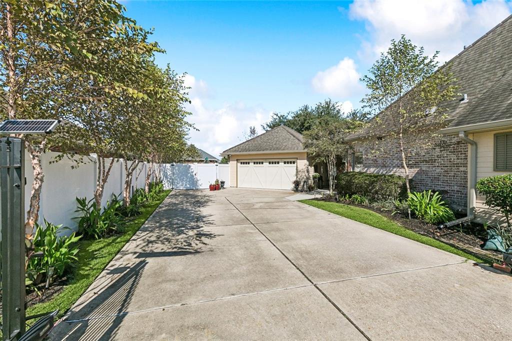 207 LAC IBERVILLE Drive